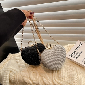 Pochettes de soirée chic en forme de cœur noir et argent avec des chaînes dorées élégantes