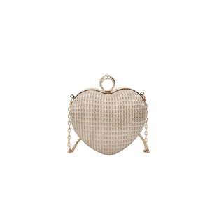 Pochette cœur en or champagne avec paillettes et poignée bague en strass