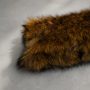 Dettaglio della fitta trama della pelliccia peluche marrone scuro e nera della borsa