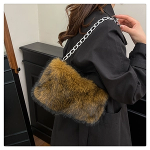 Dettaglio della borsa a spalla in peluche con catena argentata vintage da donna