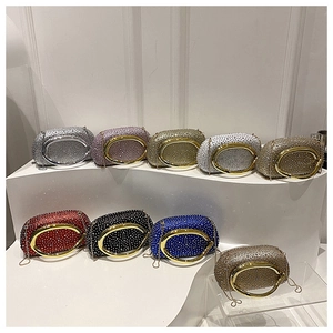Detaillierte Anzeige von Strass-Abendtaschen in verschiedenen Metallic- und Farben