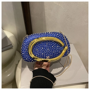 Detail der königsblauen Pailletten-Abendtasche mit goldenem Metallgriff und Kettenglied