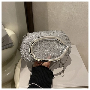 Detail der silbernen Strass-Abendtasche mit großem Metallringgriff und Kettenriemen