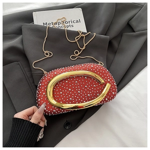 Nahaufnahme der roten Strass-Clutch mit goldener U-Halterung und Metallkette für Damen