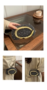 Details der schwarzen Abendtasche mit Strasssteinen und goldenem Metallgriff