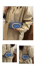 Mehrere Ansichten einer blauen Kristall-Abendtasche mit goldener Schnalle und Kette