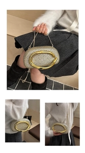 Nahaufnahme der glitzernden Strass-Abendtasche mit elegantem goldenem Ringgriff-Detail