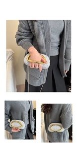 Details der weißen Abendtasche mit Strassbesatz und goldenem geschwungenem Metallgriff