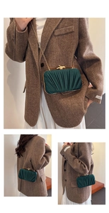 Détails du sac de soirée en velours vert foncé avec design plissé et chaîne dorée