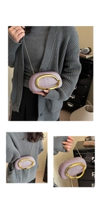 Details der lila Abendtasche mit Strasssteinen, goldenem Rundgriff und Umhängekette