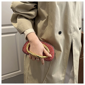 Detail der roten Strass-Abendtasche mit goldnem Ringgriff und Kettenriemen
