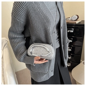Detailansicht der silbernen Abendtasche mit Strasssteinen, Metallgriff und feiner Kette