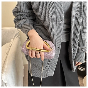 Rosa Strass-Clutch mit goldenem Metallgriff und Kette, Detailansicht am Modell