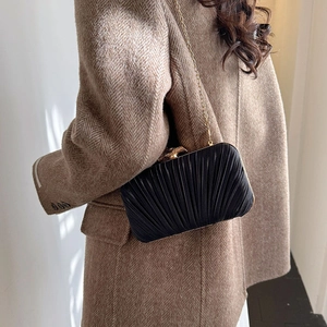 Pochette de soirée plissée noire avec chaîne dorée pour une tenue de fête élégante