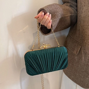 Pochette de soirée plissée vert foncé avec fermoir bambou doré et bandoulière