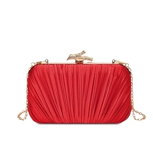 Sac de soirée plissé rouge élégant avec fermoir branche dorée et chaîne en métal