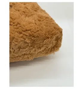 Detail der verstärkten Basis der braunen Plüschtasche mit haltbaren Nähten