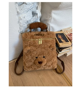 Detail eines niedlichen braunen Plüschbär-Rucksacks mit verstellbaren Lederriemen und Reißverschluss