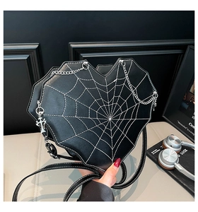 Gothic herzförmige Umhängetasche mit weißem Spinnennetz-Stich und Kreuzanhänger