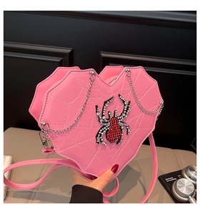 Detail der rosa Herz-Tasche mit weißer Spinnennetz-Steppung und Strass-Spinnen-Verzierung