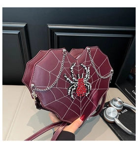 Makro-Detail der gothischen Herz-Tasche mit Strass-Spinne und Spinnennetz-Stickerei