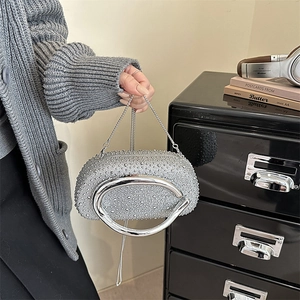 Funkelnde silberne Abendtasche mit Strasssteinen, Metallgriff und Kette für Damen