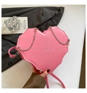 Rosa herzförmige Umhängetasche mit weißem Spinnennetz-Stich und silberner Kette
