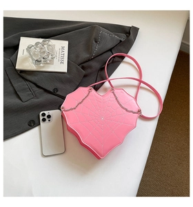 Rosa herzförmige Umhängetasche mit weißem Spinnennetz-Stich und silbernem Kettendetail