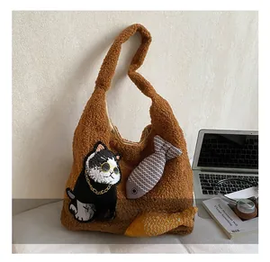 Détail du sac cabas marron en polaire peluche avec broderie chat et poisson de dessin animé