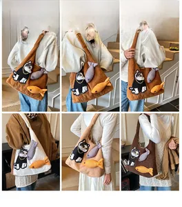 Détails des sacs fourre-tout en peluche avec broderie chat et pendentifs de poissons