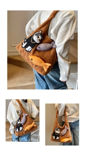 Détail du sac à bandoulière en peluche avec broderie chat noir et breloques de poisson