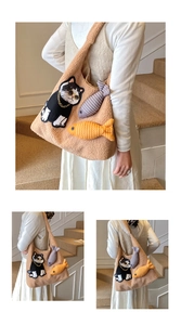 Détail du sac cabas en peluche avec broderie chat et breloques poisson en laine d'agneau