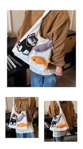 Détail du sac cabas en peluche blanche avec broderie chat et pendentifs poissons 3D