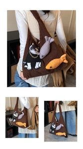Détail du sac cabas en peluche marron avec broderie de chat et de poisson décorative