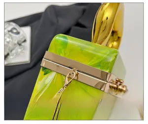 Dettaglio borsa a mano marmo verde smeraldo con manico in oro e tracolla a catena