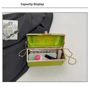 Vista interna che mostra la capacità di una pochette in acrilico con telefono e rossetto