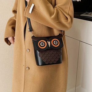 Cute owl-shaped shoulder bag in black leather with layered feathers and golden hardware