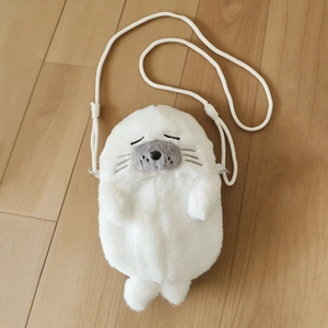 Cute seal-shaped plush crossbody bag made of soft white faux fur with long strap