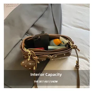 Vue intérieure du sac à pois marron montrant sa grande capacité pour téléphone et maquillage