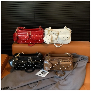 Détail de quatre sacs vintage à pois avec des pochettes en forme de cœur assorties