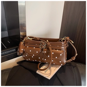 Vue détaillée du sac à bandoulière marron à pois avec poches à rabat et mini porte-monnaie