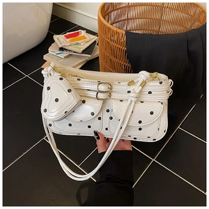 Détails du sac sous le bras à pois rétro avec poches avant et charm de sac en forme de cœur