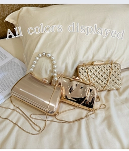 Detaillierte Ansicht goldener Abendtaschen mit Perlen griff und Metallketten-Riemen