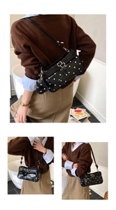Détail du sac porté épaule à pois vintage avec breloque cœur et boucles dorées