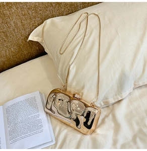 Detailaufnahme der goldenen unregelmäßigen Abendtasche mit Liquid-Metal-Wellenstruktur