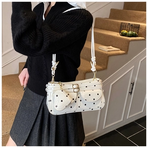 Sac à bandoulière blanc à pois avec charm en forme de cœur et doubles poches avant