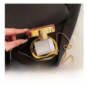 Vista interna di una borsa da sera con strass che mostra lo spazio per gli auricolari