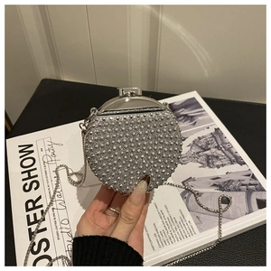 Dettaglio della borsa da sera rotonda in argento con strass e tracolla a catena