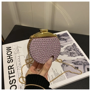 Dettaglio della borsa da sera viola con strass, borchie e catena dorata