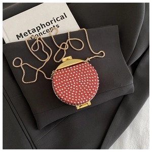 Mini borsa da sera rossa con strass argento, catena dorata e chiusura su tessuto da abito